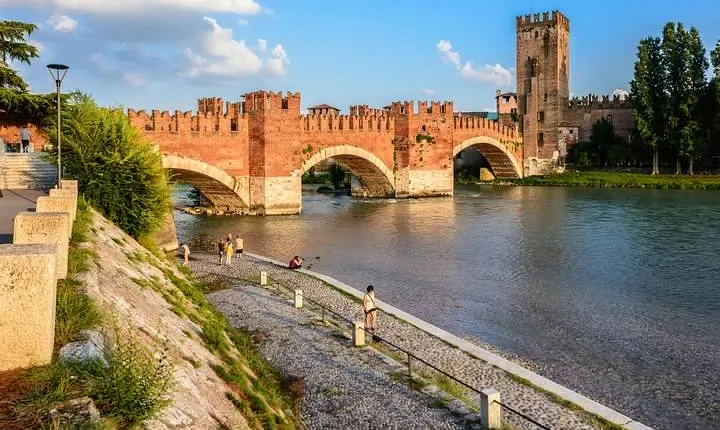 Verona: Welcome Private Tour w/ a Local