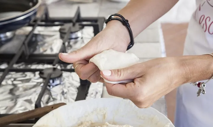 Private Pizza & Tiramisu Class at a local's home with tasting in Bologna