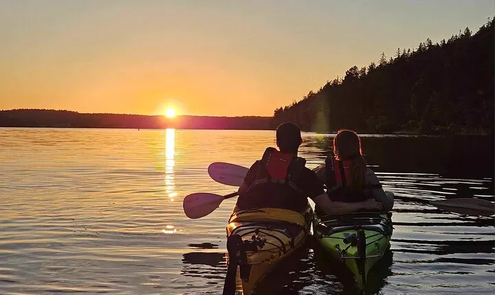 Sunset kayak tour with fika on Stockholms lakeside
