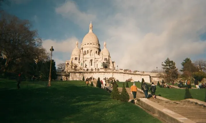 Full-Day Montmartre Tour with Seine River Cruise and shopping