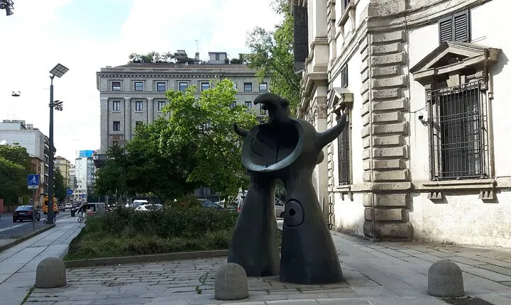 Milan Catch the Unicorn: Exploration Game and Tour