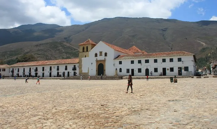 Discover Villa de Leyva, a colonial and historic town and enjoy the vineyard