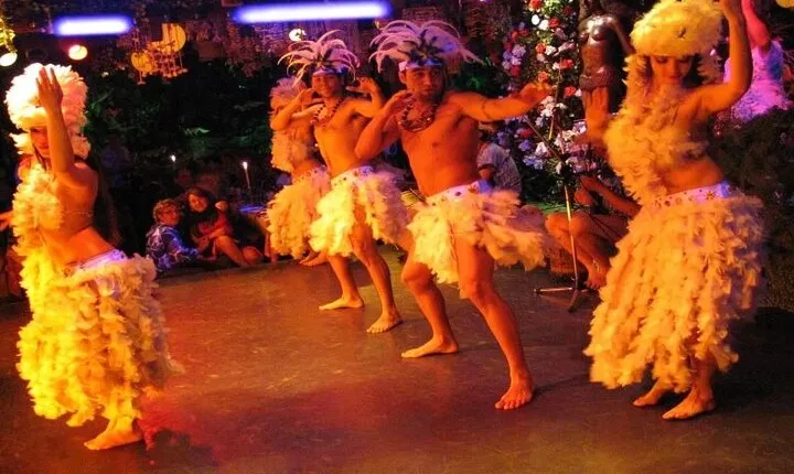 Dinner at a Typical Chilean Restaurant with a Traditional Dance Show in Santiago