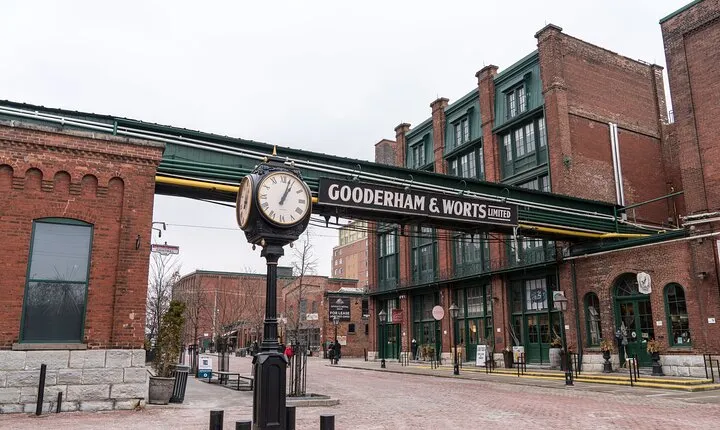 Toronto Distillery District: Whisky Exploration Game and Tour
