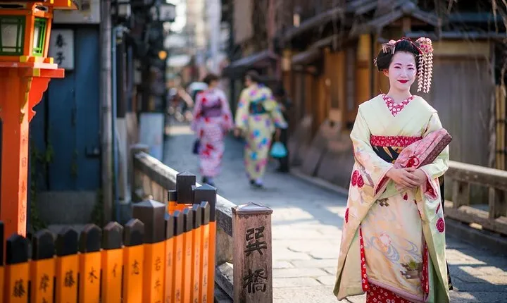 Kyoto 4 hr Gion Private Guided Tour & Maiko or Geisha Dinner