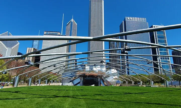 Group Walking Tour around Chicago Downtown