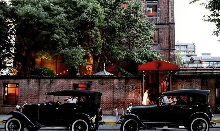 Buenos Aires tour in a luxury Vintage car with dinner and show in Rojo Tango