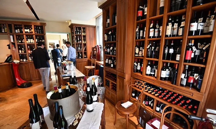 Exclusive wine experience with a local sommelier in Milan