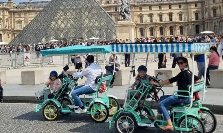 Discover Paris by Electric Bike in an Hour