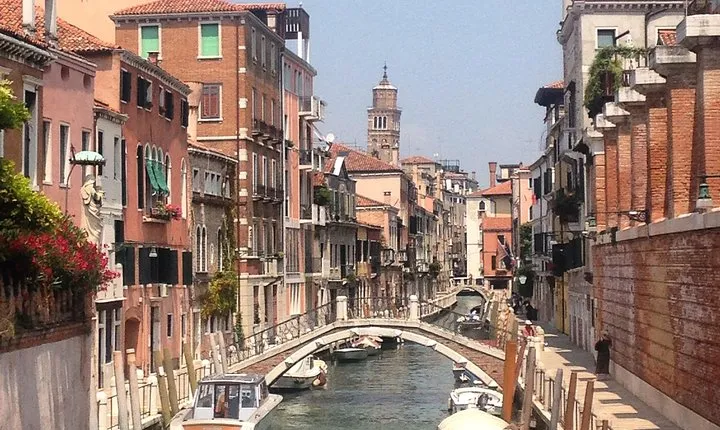 Welcome! Venice Sightseeing kickstart Tour with local guide, small group