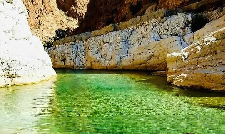 Private Full-Day Wadi Shab and Bimmah Sinkhole Tour