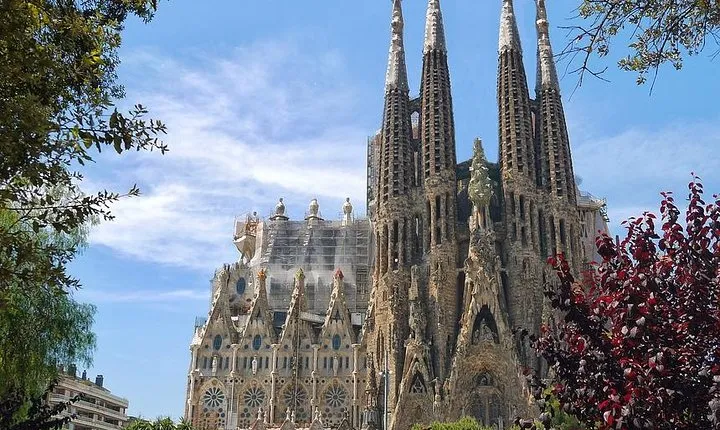 Barcelona Highlights Private Tour with Driver and Official Guide