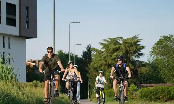 The Milan you don't expect, bike tour with picnic on the lake