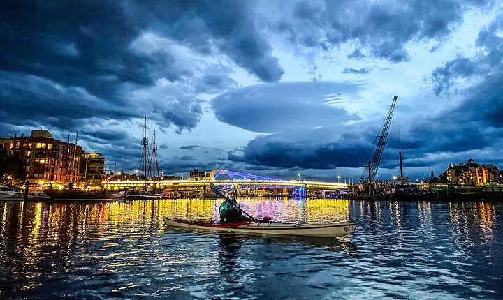 Victoria Harbour Sunset Kayak Tour