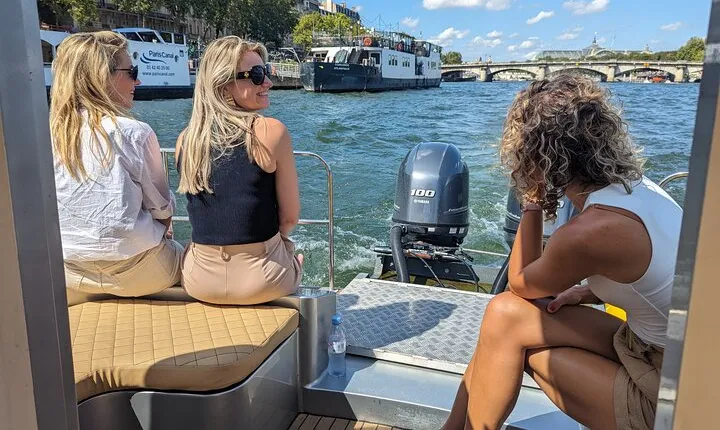 Private VIP cruise with champagne tasting and macaroon