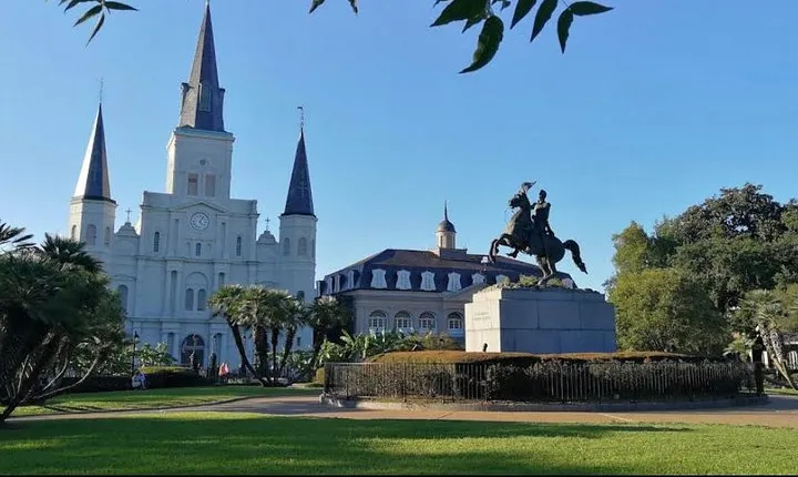 New Orleans City Tour: Cemetery, French Quarter, Garden District