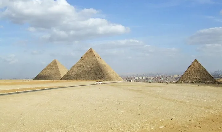 Cairo Stopover Day Trip to Pyramids, Egyptian Museum and Bazaar