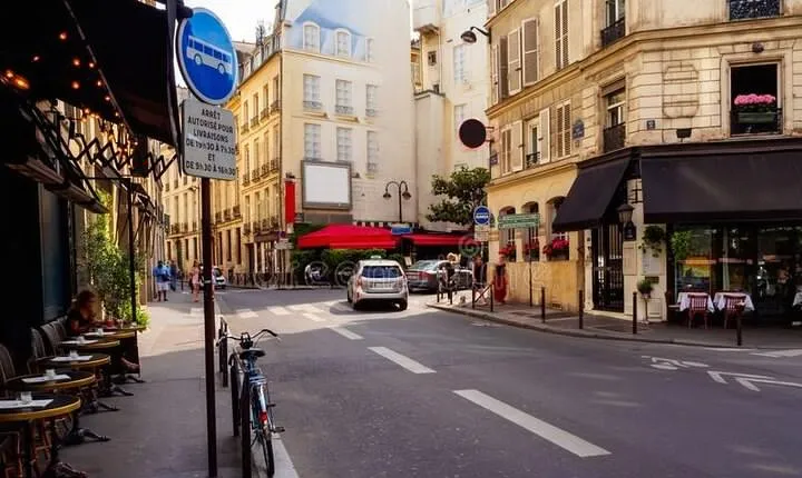 Private Walking Tour of "Montmartre" area in Paris