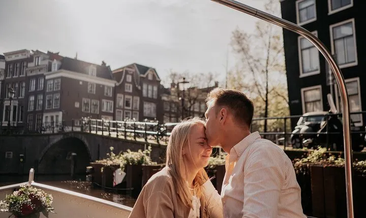 Private Romantic Canal Cruise Amsterdam with Bubbly and Snacks