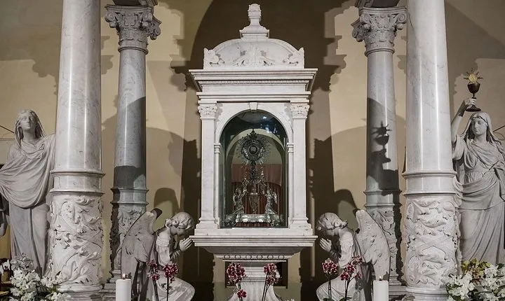 The Eucharistic Miracle & the Holy Face Private Tour from Rome