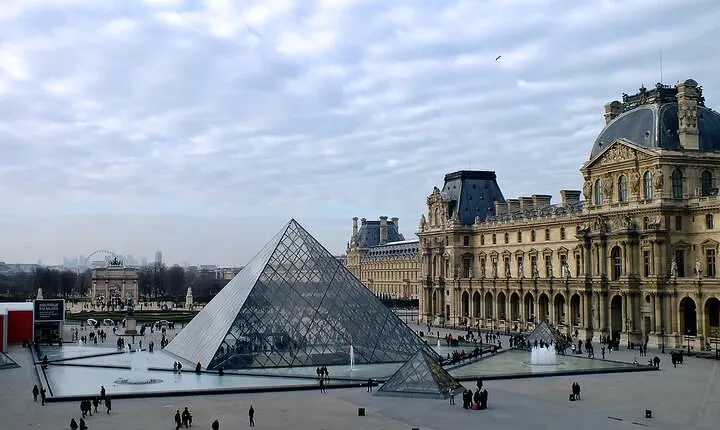 Full-Day Guided Tour in Paris with CDG Airport Pick Up