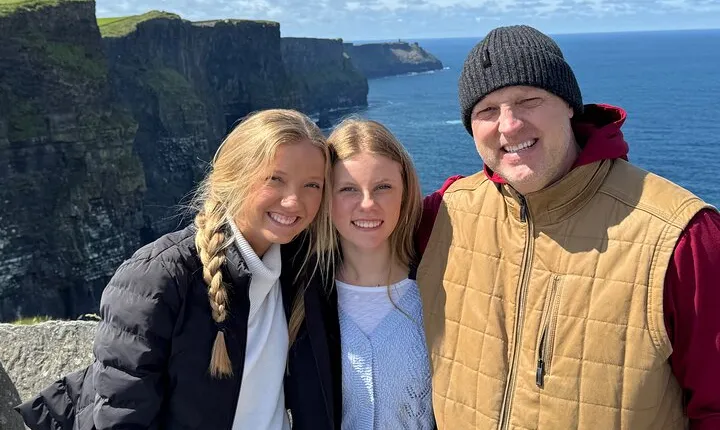 Cliffs and Castles: Cliffs of Moher and Bunratty Tour from Cork