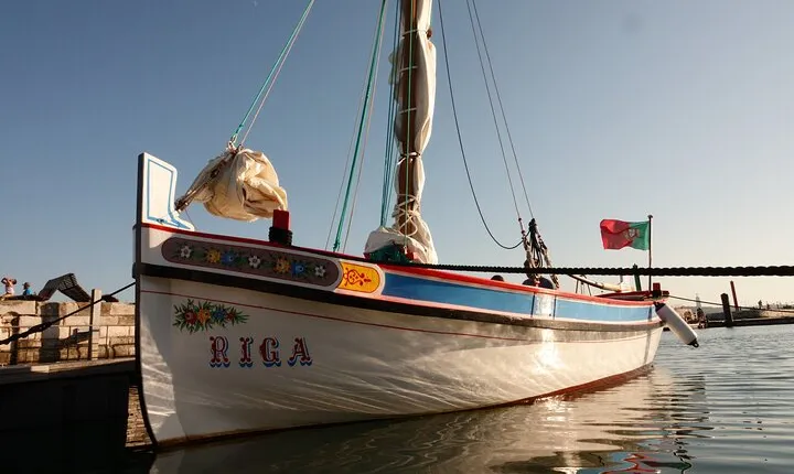 Cruise in Lisbon on the traditional boat of 1895 with drinks (2h)
