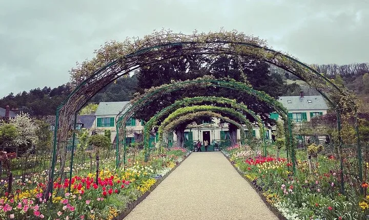 Private Transfer From Paris to Bayeux / Caen with stop in Giverny