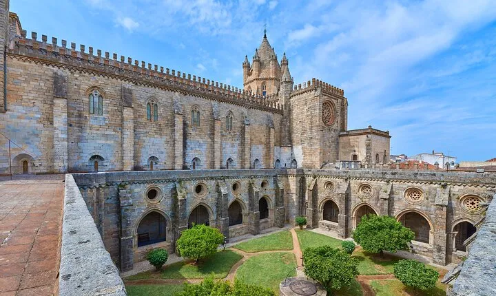 Private Full-Day Historical Tour of Medieval Évora