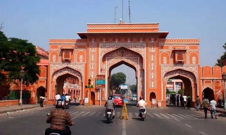 From Delhi: Private Same Day Tour to Jaipur by Train