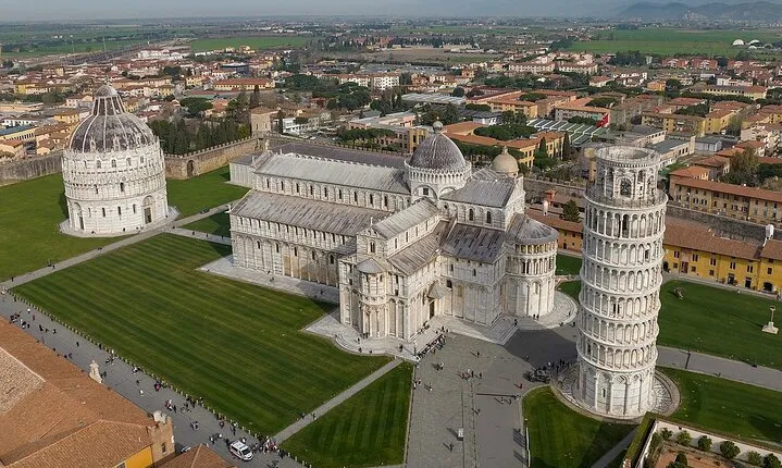 Pisa and Florence for 8 passengers from the Port of Livorno