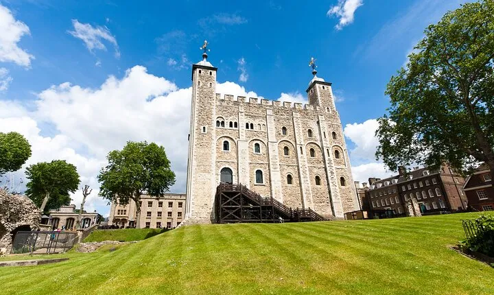 Explore Over 30 Prime London Locations with a Handy App