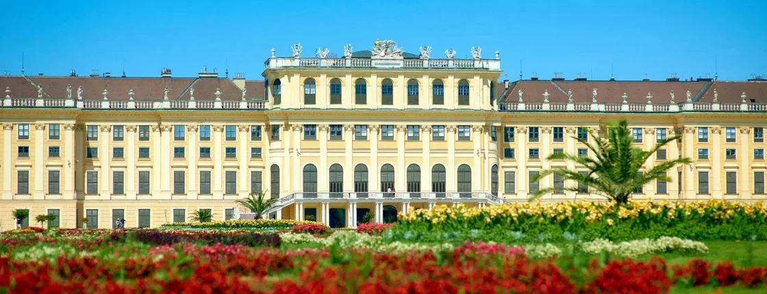 Skip-the-Line Schönbrunn Palace and Gardens with Guide in Italian