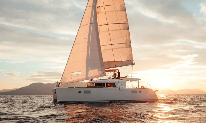 Rethymno: Sunset Catamaran Cruise with Wine and Snacks