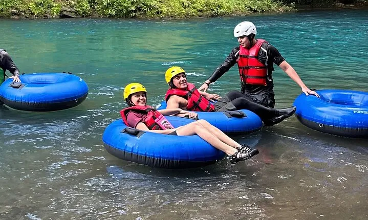 Tubing on Rio Celeste: Certified guides and Fresh Fruit