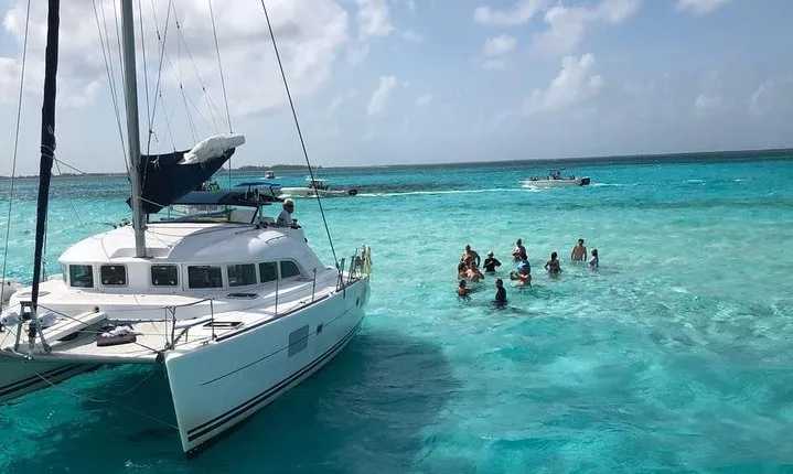 Snorkel adventure to Isla Mujeres by Catamaran. Open Bar and buffet included.