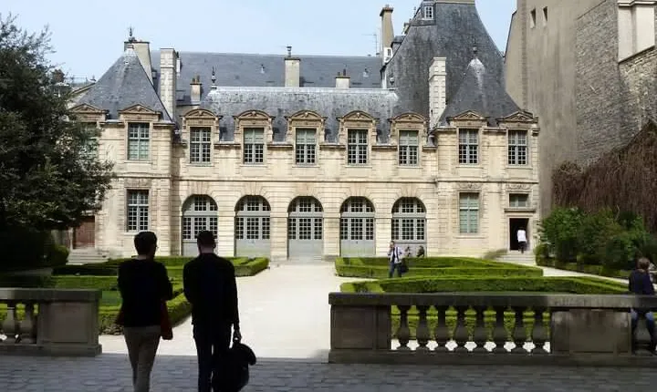 8-Hour Paris Tour with Montparnasse, Le Marais and Crazy Horse