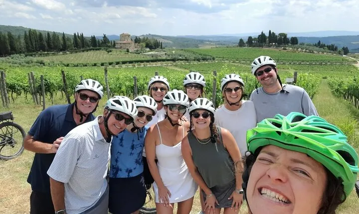 Full-Day Tuscan Hills Bike Tour With Lunch at Farm
