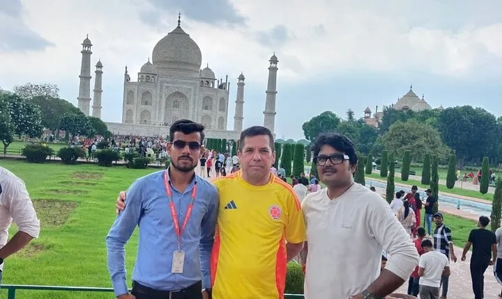 Taj Mahal and Mausoleum Guided Tour with Express Entry