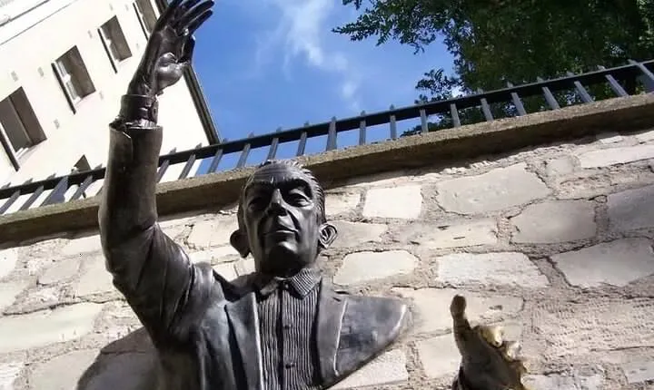 ESSENTIAL MONTMARTRE Walking Tour: the essential highlights+MORE!