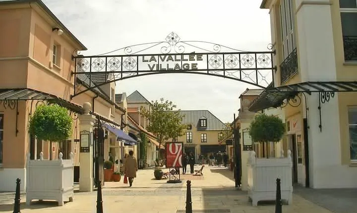 Seine Cruise with Shopping at Vallee Village and Saint Germain des pres-8 hours