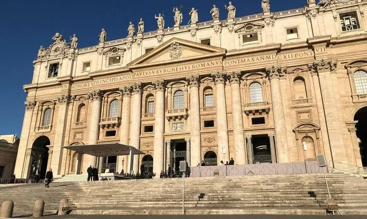 Saint Peter's Basilica and Papal Tombs tour with reserved access