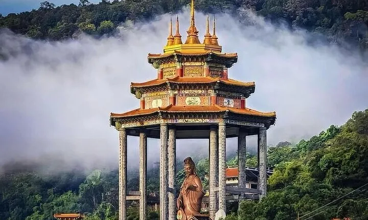 Fast Lane Penang Hill with Kek Lok Si Temple private tour