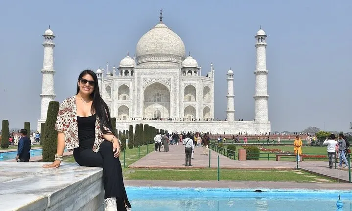 Delhi-Agra-Delhi One Day Trip By India's Superfast Train