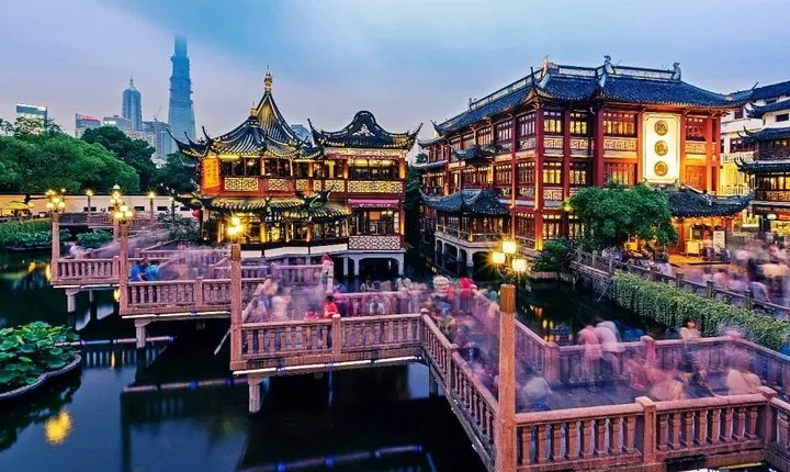 Private Street Food Walking Tour with Shanghai Tower Option