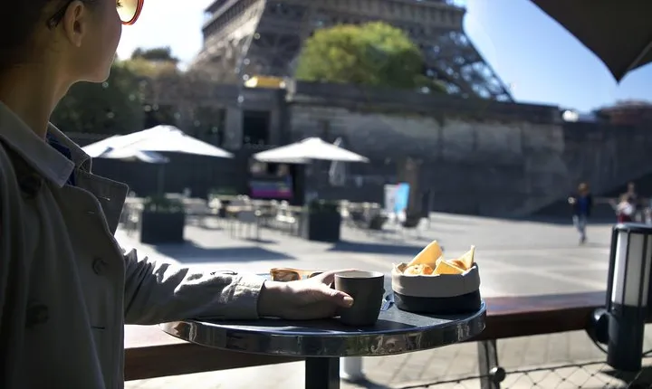 Seine River Sightseeing Cruise and Lunch at Le Bistro Parisien