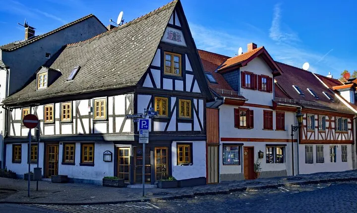 Discover Höchst Old Town of Frankfurt with a Local