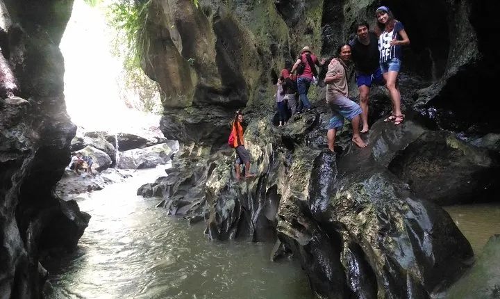 Beaten Track Experience of Hidden Canyon, Temple and Rice Terrace