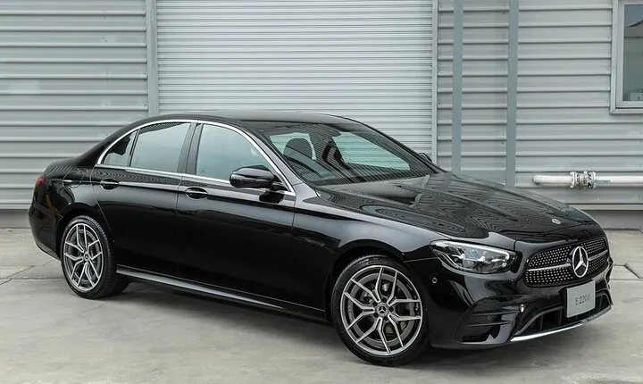 Round-Trip Transfer: Paris to La Vallee Village by Business Car