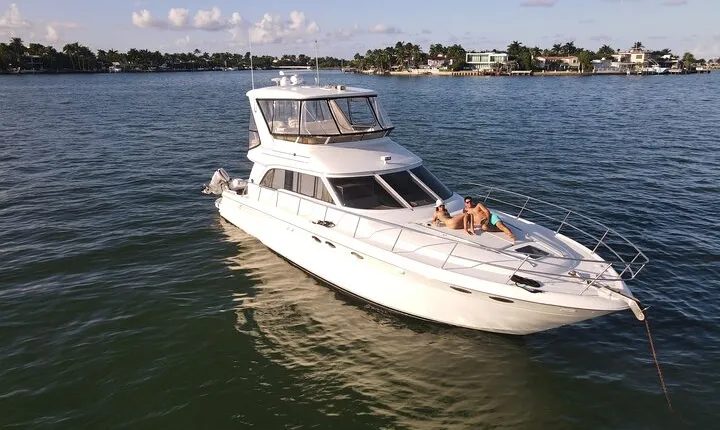 52' Yacht Rental in Miami Beach with Experienced Captain